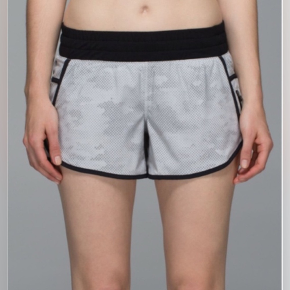 ⭐️Lululemon Tracker Short III in Diamond Camo Silver Spoon Grey S6